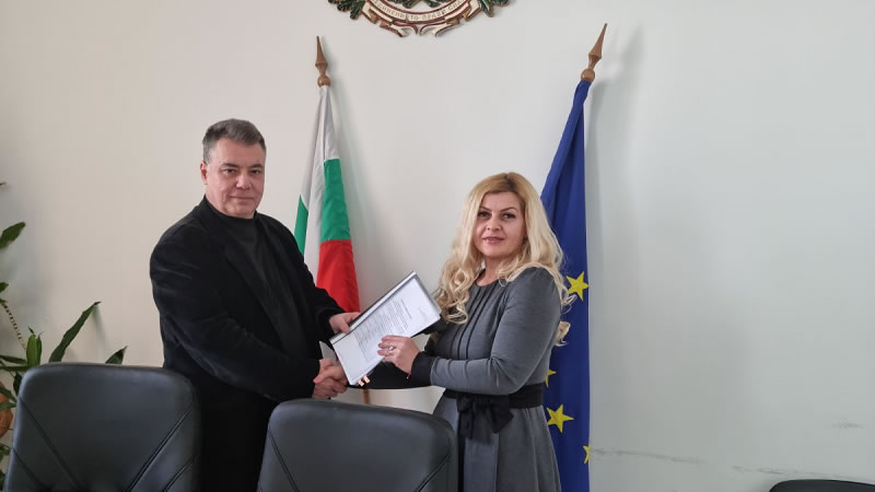 Борис Михайлов връчи договор на община Алфатар по подмярка 7.2 от ПРСР 2014 – 2020